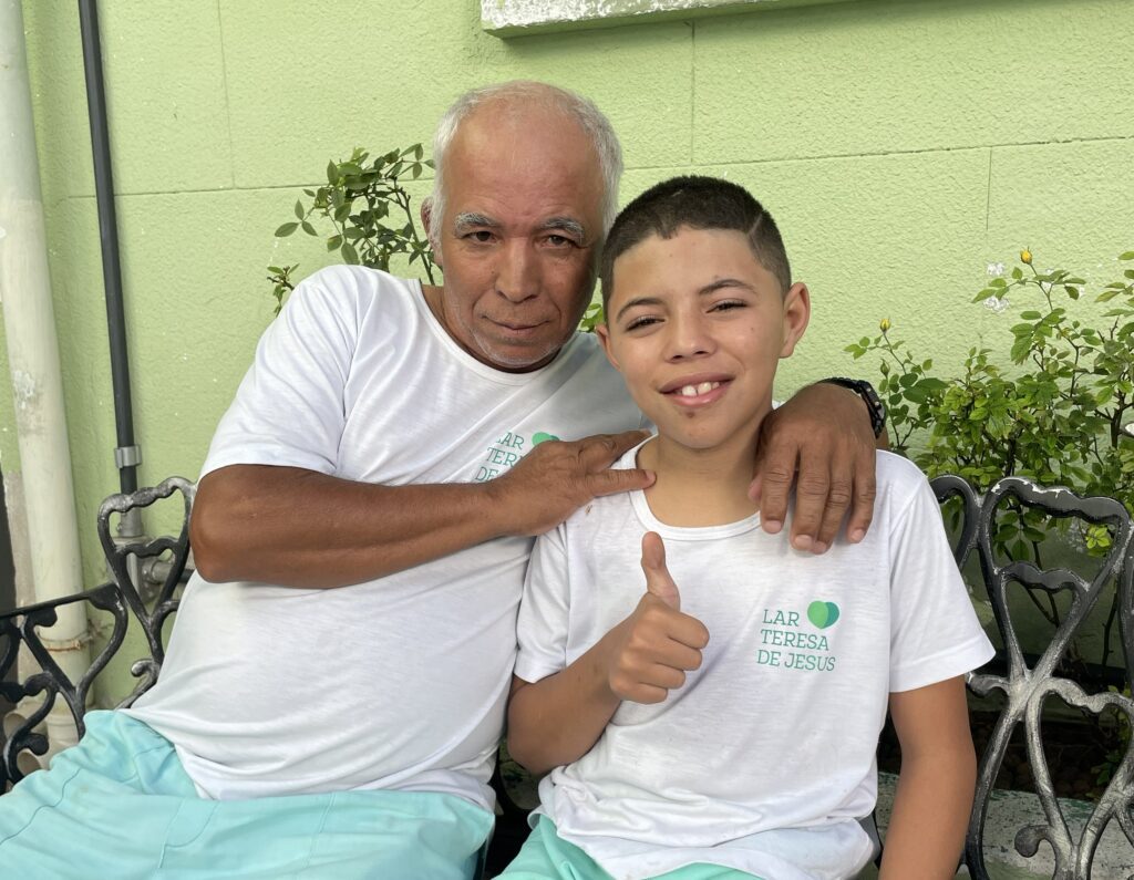 Avô e neto durante o acolhimento de paciente em tratamento oncológico